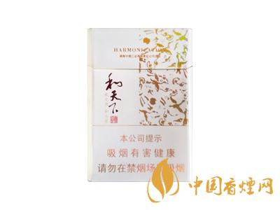 2020白沙和天下價格表和圖片 2020和天下香煙是白沙牌香煙中的一種，說起和天下香煙，相信大家都認(rèn)識，和天下是高端香煙品牌,隸屬于湖南中煙工業(yè)有限責(zé)任公司，那么，2020年白沙和天下多少錢一包呢?趕緊來看看吧!  和天下香煙  和天下香煙時尚大氣的包裝　簡潔流暢的線條　以紫色為主色調(diào)的搭配　無一不顯示出和天下的不凡紫色在中國傳統(tǒng)里是尊貴的顏色，如北京故宮又稱為“紫禁城”亦有所謂“紫氣東來” 口感上此款雅香綿滑，香氣醇和，余味純凈，實屬難得一見的神品啊!  系列產(chǎn)品  和天下(尊尚中支)  類型： 烤煙型  煙氣煙堿量： 0.0 mg  煙長： 84 mm  過濾嘴長： 25 mm  包裝形式： 條盒硬盒  單盒支數(shù)： 20  銷售形式： 國產(chǎn)內(nèi)銷  生產(chǎn)狀態(tài)： 待上市  備注： 白沙和天下尊尚中支  和天下(尊尚5000)  類型： 烤煙型  煙氣煙堿量： 0.0 mg  煙長： 88 mm  過濾嘴長： 25 mm  包裝形式： 條盒硬盒  單盒支數(shù)： 20  銷售形式： 國產(chǎn)內(nèi)銷  生產(chǎn)狀態(tài)： 已上市  備注： 白沙和天下尊尚5000  白沙(硬和天下雙中支)  單盒參考價： 90 元  條盒參考價： 900 元  條盒批發(fā)價： 763.2 元  小盒條形碼： 6901028204798  條包條形碼： 6901028204804  白沙(和天下天下韶山)  單盒參考價： 100 元  條盒參考價： 1000 元  小盒條形碼： 6901028196925  條包條形碼： 6901028196932  白沙(軟和天下檀香)  單盒參考價： 100 元  條盒參考價： 1000 元  條盒批發(fā)價： 763.2 元  白沙(和天下細(xì)支)  單盒參考價： 100 元  條盒參考價： 1000 元  條盒批發(fā)價： 720.8 元  小盒條形碼： 6901028196048  條包條形碼： 6901028196055  白沙(軟和天下)  單盒參考價： 100 元  條盒參考價： 1000 元  條盒批發(fā)價： 720.8 元  小盒條形碼： 6901028196017  條包條形碼： 6901028196024  白沙(和天下)  單盒參考價： 100 元  條盒參考價： 1000 元  條盒批發(fā)價： 848 元  小盒條形碼： 6901028196925  條包條形碼： 6901028196932  通過以上的信息可以了解到2020年白沙和天下的價格，以上就是香煙網(wǎng)為您提供的關(guān)于2020白沙和天下價格表和圖片，白沙和天下多少錢一包?的信息，想要了解更多的信息請來關(guān)注香煙網(wǎng)吧!白沙和天下多少錢一包？