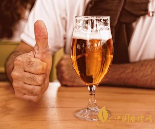 喝啤酒不應(yīng)該吃什么 喝啤酒時(shí)注意的事項(xiàng)介紹