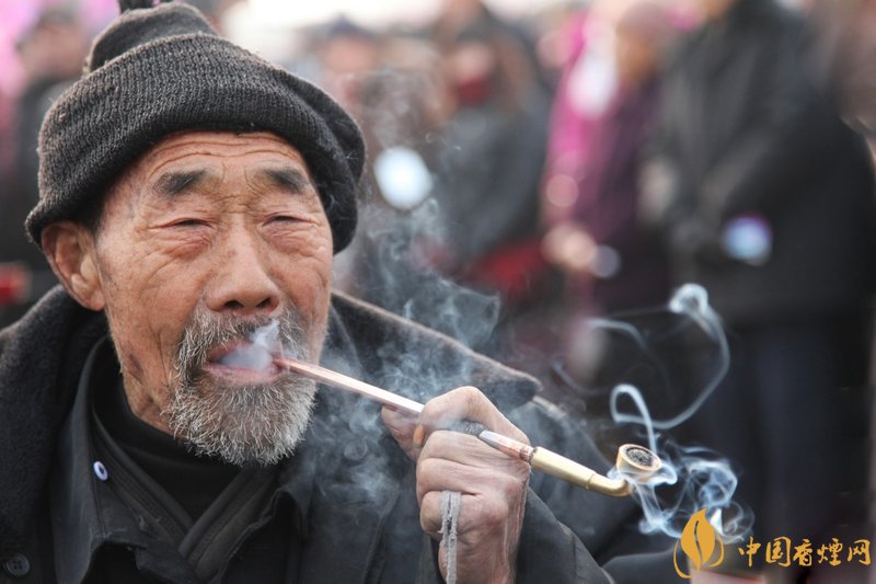 旱煙和煙卷哪個(gè)危害大，旱煙袋很有講究