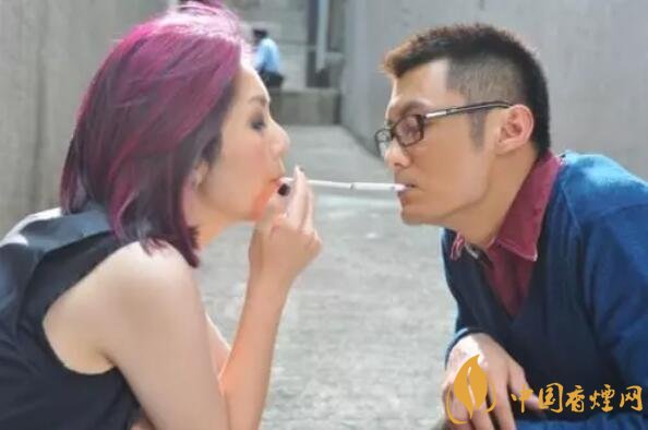 香煙夾耳朵上是怎么來的，耳夾煙是男人的專利